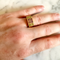 Bague 55 Chevalière en or jaune 18K pavée d’améthystes et péridots 58 Facettes 2376-98
