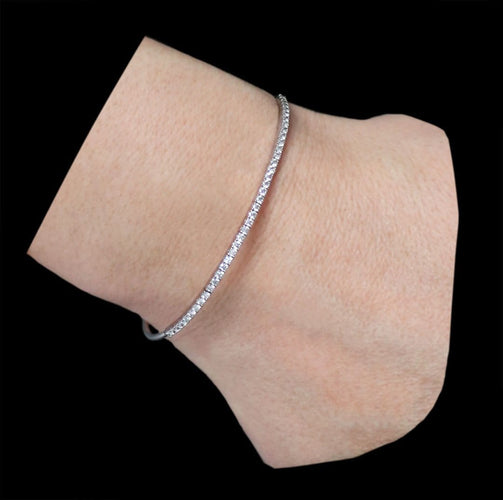 Bracelet Bracelet jonc ovale ouvrant en or blanc 18 carats et diamants 58 Facettes JB20212