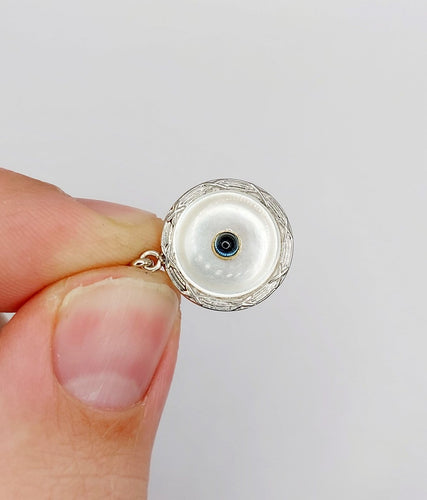 Pendentif Pendentif cible Art déco en or 18k, platine, nacre et saphir synthétique 58 Facettes A06911