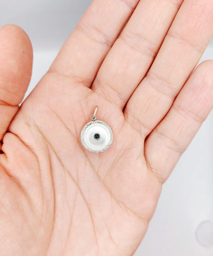 Pendentif Pendentif cible Art déco en or 18k, platine, nacre et saphir synthétique 58 Facettes A06911