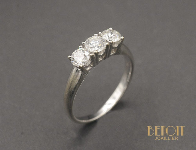 Bague Bague trilogie en or blanc et diamants 58 Facettes A10878