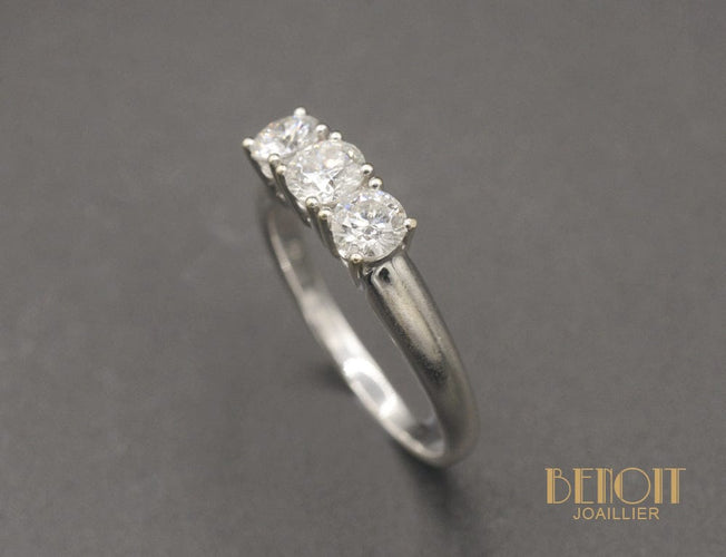 Bague Bague trilogie en or blanc et diamants 58 Facettes A10878