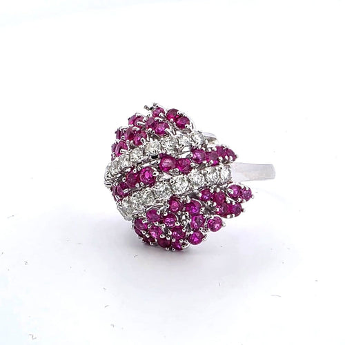 Bague 53 Bague en or blanc 18 kt avec rubis et diamants 58 Facettes 223/26 L