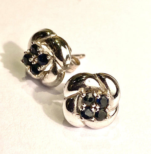 Boucles d'oreilles Boucles d’oreilles puces en or blanc 18 carats et saphirs 58 Facettes AB711