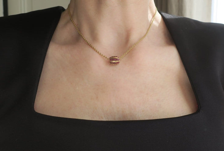 Pendentif Pendentif coulant cylindrique en or jaune 18 carats et rubis naturels 58 Facettes Pendentif