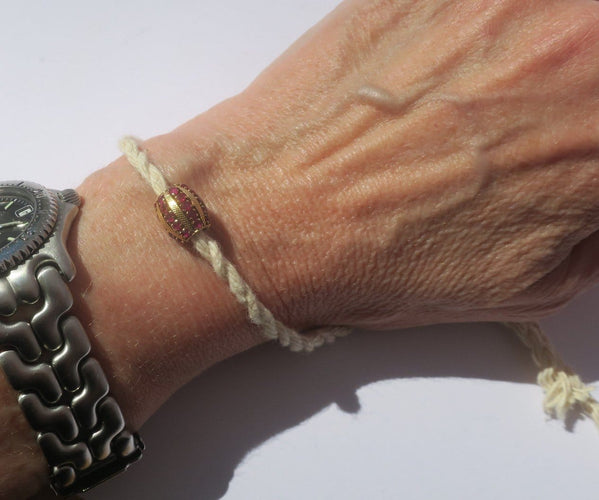 Pendentif Pendentif coulant cylindrique en or jaune 18 carats et rubis naturels 58 Facettes Pendentif