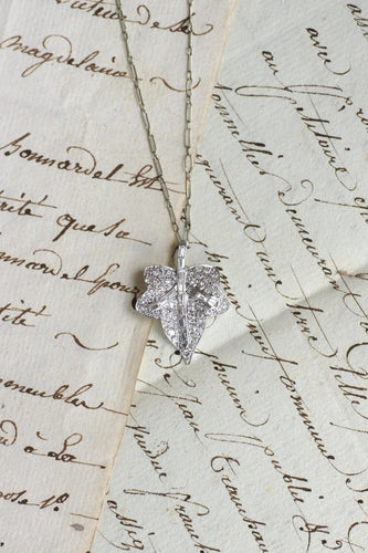 Collier Art déco - Collier pendentif feuille en or blanc, platine et diamants 58 Facettes