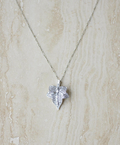 Collier Art déco - Collier pendentif feuille en or blanc, platine et diamants 58 Facettes