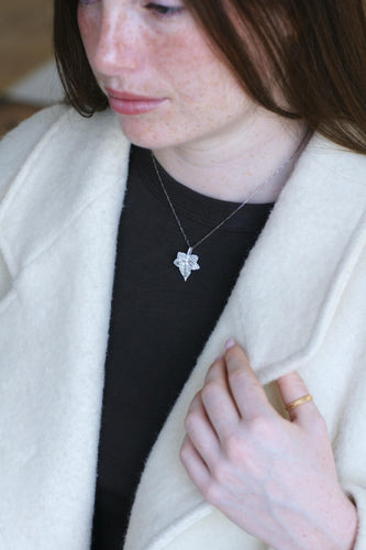 Collier Art déco - Collier pendentif feuille en or blanc, platine et diamants 58 Facettes