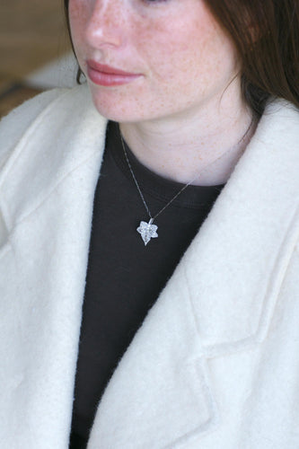 Collier Art déco - Collier pendentif feuille en or blanc, platine et diamants 58 Facettes