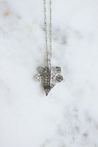 Collier Art déco - Collier pendentif feuille en or blanc, platine et diamants 58 Facettes