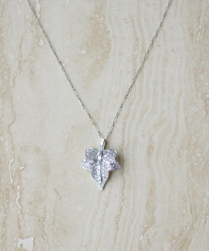 Collier Art déco - Collier pendentif feuille en or blanc, platine et diamants 58 Facettes