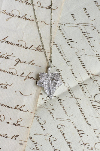 Collier Art déco - Collier pendentif feuille en or blanc, platine et diamants 58 Facettes