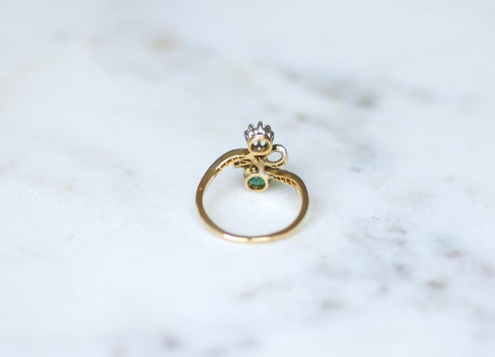 Bague 51 Bague nœud Duchesse Belle Époque en or jaune et platine, émeraude et diamants 58 Facettes