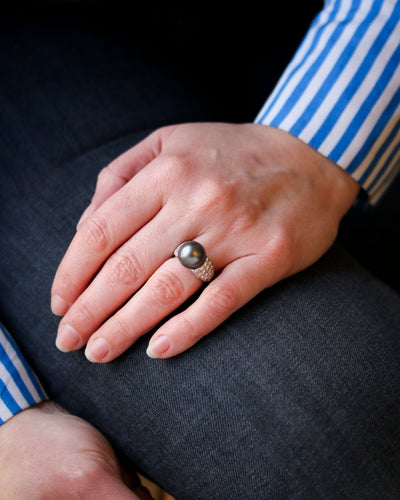 Bague 49.5 Bague Dôme en or blanc, perle de Tahiti et diamants 58 Facettes A11459