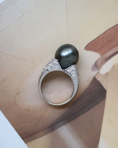 Bague 49.5 Bague Dôme en or blanc, perle de Tahiti et diamants 58 Facettes A11459