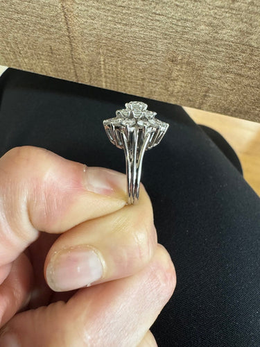Bague 47 Bague marguerite vintage en or blanc 750 et diamants 58 Facettes Bague