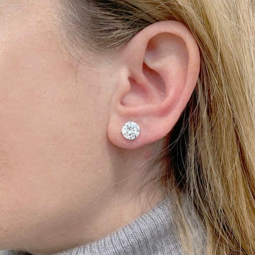 Boucles d'oreilles Puces d'oreilles diamants et or blanc. 58 Facettes 35394