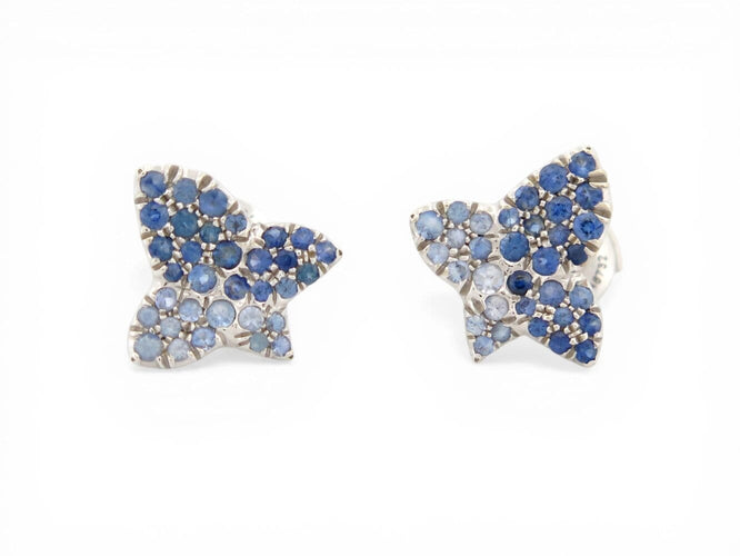 Boucles d'oreilles Mauboussin Tu es la sublime fleur de ma vie - Boucles d’oreilles en or blanc 18k et saphir 58 Facettes 274234