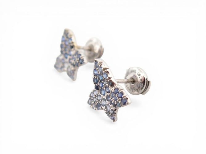 Boucles d'oreilles Mauboussin Tu es la sublime fleur de ma vie - Boucles d’oreilles en or blanc 18k et saphir 58 Facettes 274234