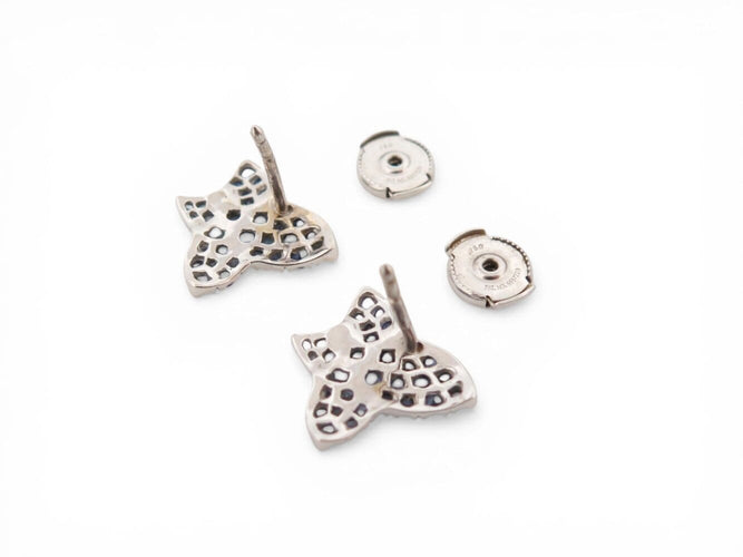 Boucles d'oreilles Mauboussin Tu es la sublime fleur de ma vie - Boucles d’oreilles en or blanc 18k et saphir 58 Facettes 274234