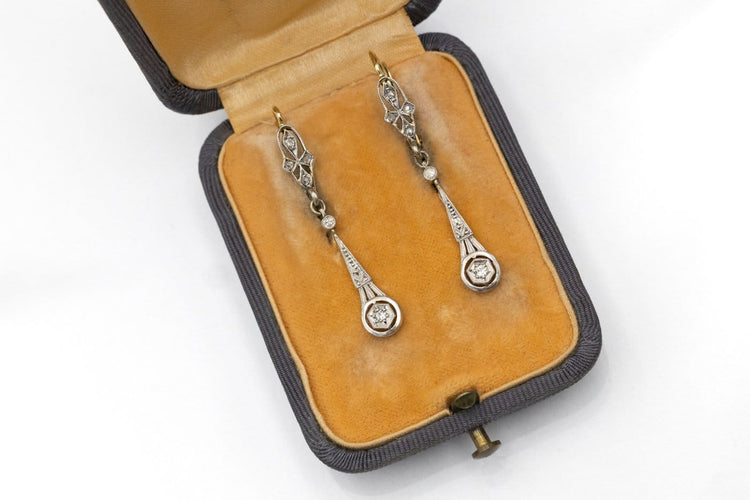 Boucles d'oreilles Boucles d'oreilles pendantes anciennes en or jaune, platine et diamants 58 Facettes 11820
