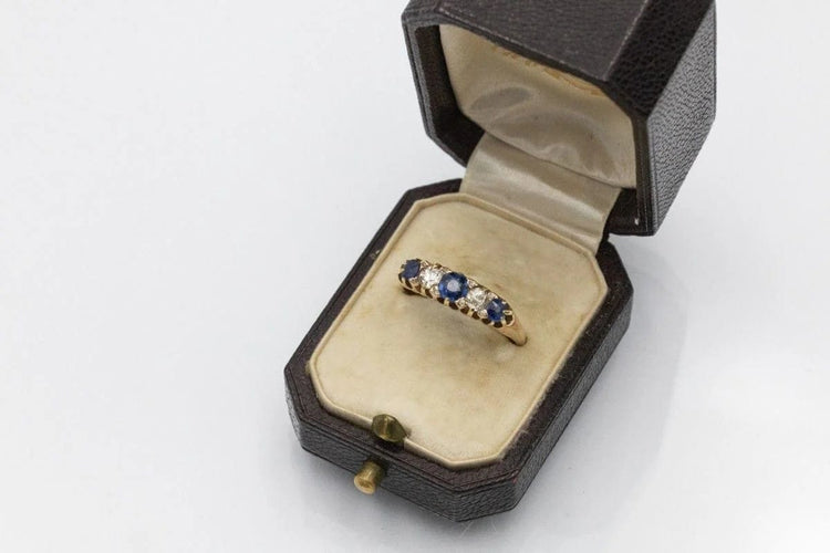 Bague 58 Bague ancienne en or jaune sertie de saphirs et diamants 58 Facettes 11700