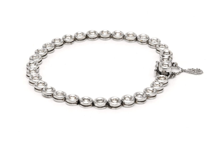 Bracelet Bracelet contemporain en or blanc 18 carats serti de diamants taille brillant 58 Facettes 23717