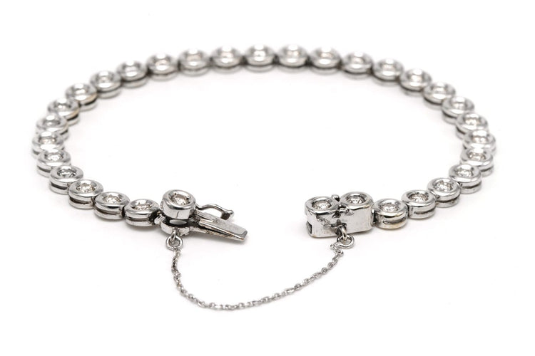 Bracelet Bracelet contemporain en or blanc 18 carats serti de diamants taille brillant 58 Facettes 23717