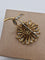 Broche Broche motif fleur vintage en or jaune 18 ct, diamants et émeraudes 58 Facettes CV-033