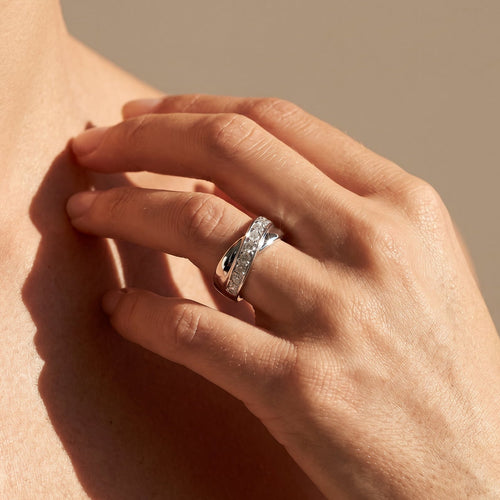 Bague 55.5 Bague en or blanc 750 avec 9 diamants taille brillant 58 Facettes 2126