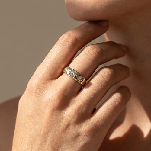 Bague vintage trois pierres en or jaune 18 carats et diamants 58 Facettes 2057