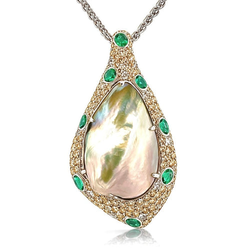Collier Collier-pendentif en or blanc 18 carats avec Mabe de Tahiti, diamants et émeraudes 58 Facettes MAB