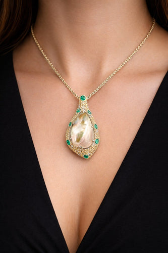 Collier Collier-pendentif en or blanc 18 carats avec Mabe de Tahiti, diamants et émeraudes 58 Facettes MAB