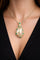 Collier Collier-pendentif en or blanc 18 carats avec Mabe de Tahiti, diamants et émeraudes 58 Facettes MAB