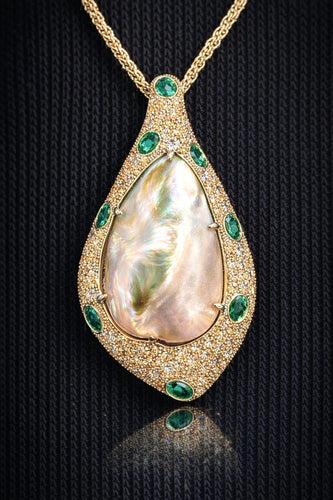 Collier Collier-pendentif en or blanc 18 carats avec Mabe de Tahiti, diamants et émeraudes 58 Facettes MAB