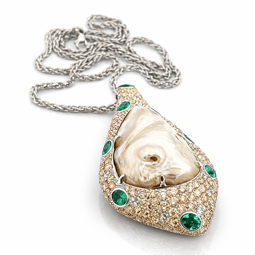 Collier Collier-pendentif en or blanc 18 carats avec Mabe de Tahiti, diamants et émeraudes 58 Facettes MAB