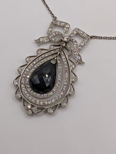 Pendentif Pendentif nœud Belle Époque, saphir briolette et diamants 58 Facettes Collier O2366