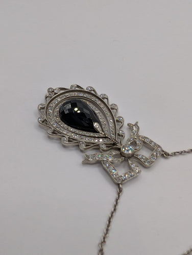 Pendentif Pendentif nœud Belle Époque, saphir briolette et diamants 58 Facettes Collier O2366