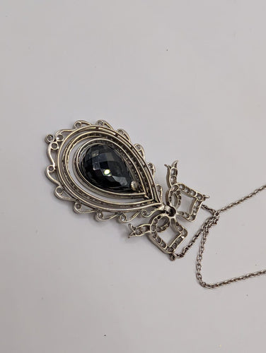 Pendentif Pendentif nœud Belle Époque en or jaune 750, saphir briolette 11 ct et diamants 58 Facettes Collier O2366