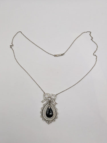 Pendentif Pendentif nœud Belle Époque, saphir briolette et diamants 58 Facettes Collier O2366