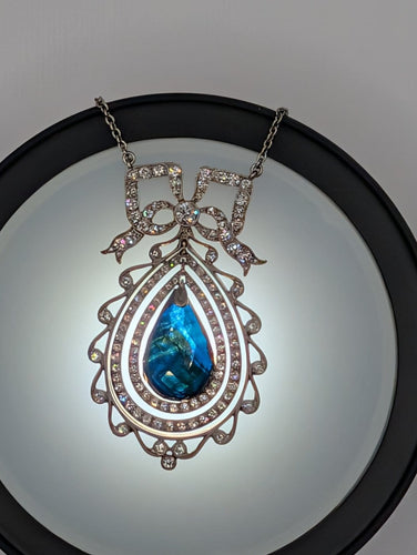 Pendentif Pendentif nœud Belle Époque en or jaune 750, saphir briolette 11 ct et diamants 58 Facettes Collier O2366