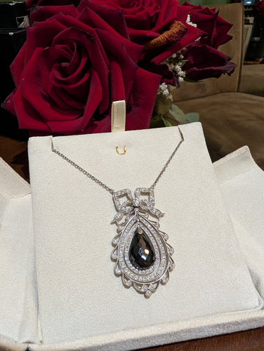 Pendentif Pendentif nœud Belle Époque en or jaune 750, saphir briolette 11 ct et diamants 58 Facettes Collier O2366