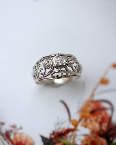 Bague 57 Bague dôme années 1950 en or blanc, platine et diamants 58 Facettes A12008
