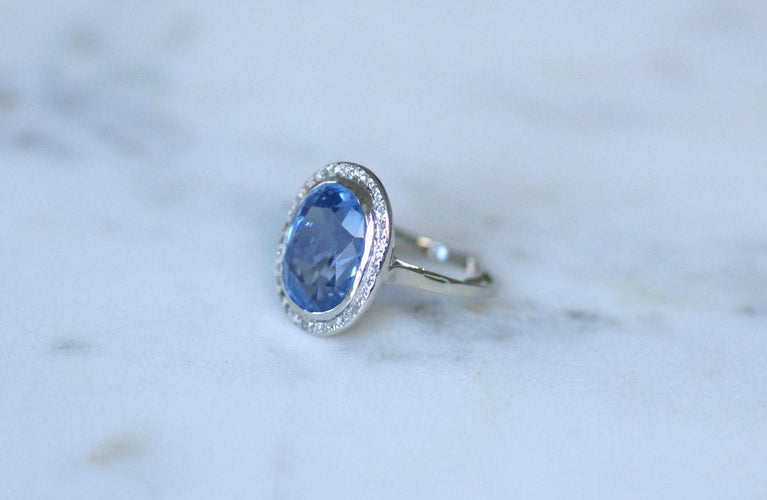 Bague 54 Bague Art déco saphir de Ceylan non chauffé 10,50 ct et diamants 58 Facettes