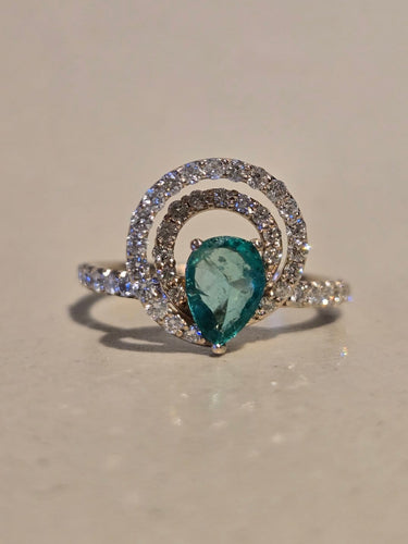 Bague 54 Bague en or blanc, émeraude poire et diamants 58 Facettes Bague 0005