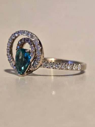 Bague 54 Bague en or blanc, émeraude poire et diamants 58 Facettes Bague 0005