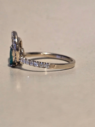 Bague 54 Bague en or blanc, émeraude poire et diamants 58 Facettes Bague 0005