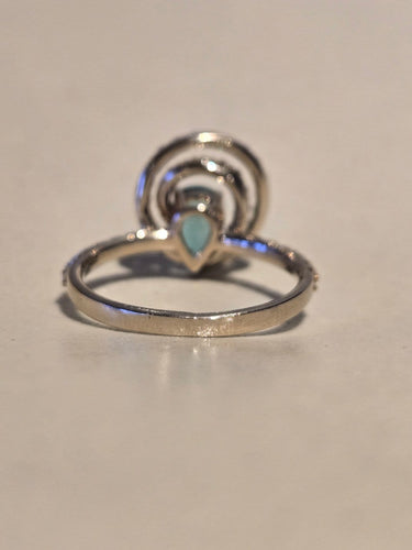 Bague 54 Bague en or blanc, émeraude poire et diamants 58 Facettes Bague 0005