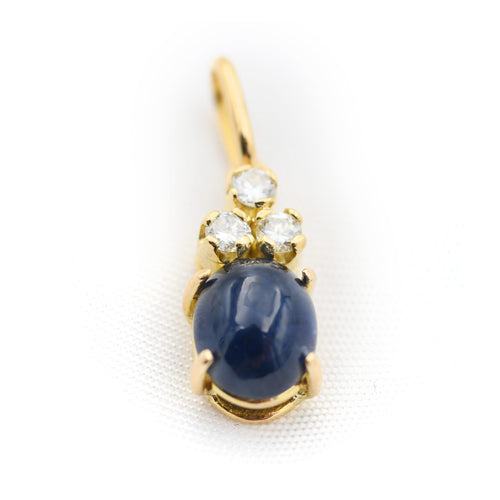 Pendentif Pendentif en or jaune 18 carats avec saphir cabochon et diamants 58 Facettes 22804
